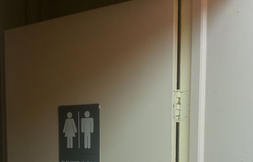 トイレや個室にセンサを取り付け、使用状況・空き状況を監視するIoT装置